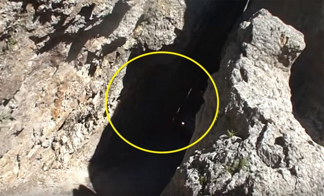 Δεν πάει το μυαλό σας τι είναι αυτό που θα εμφανιστεί μέσα από τη σπηλιά! (βίντεο)